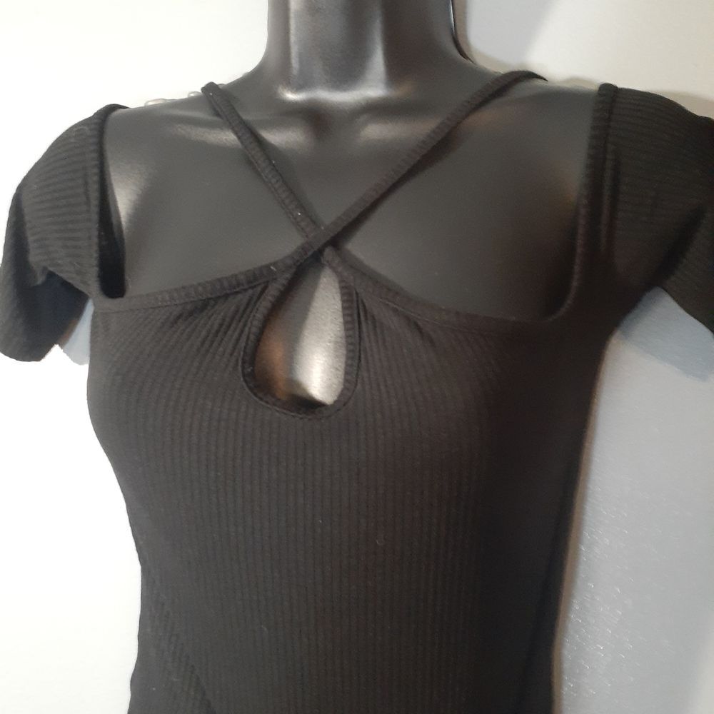 H&M black cold shoulder ribbed crop top - Picture 3 of 4